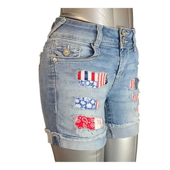 Wallflower Shorts Women 0 Low Rise Distressed Patches Patriotic Stretch (W26 L2) - Picture 3 of 16